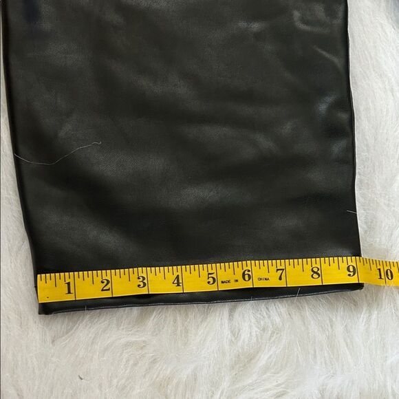 PantsAbercrombie & Fitch Curve Love Vegan Leather Cargo 90s Relaxed Pants - Picture 12 of 12